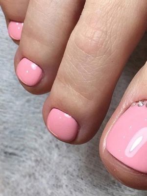 Shellac pedicure by Geri Nail Tech at MedAesthetique in New York, NY 10023 on Frizo