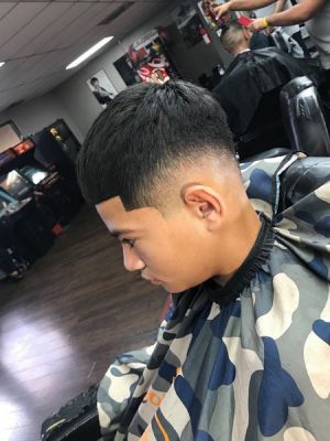 Men's haircut by Hector Lopez in Pacoima, CA 91331 on Frizo