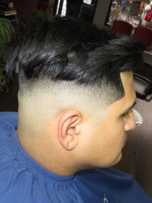 Men's haircut by Hector Lopez in Pacoima, CA 91331 on Frizo