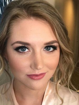 Evening makeup by Emily Miller in Saint Louis, MO 63118 on Frizo