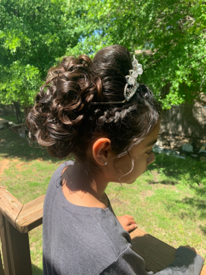 Bridal hair by Marlenn Martinez in Fort Worth, TX 76135 on Frizo