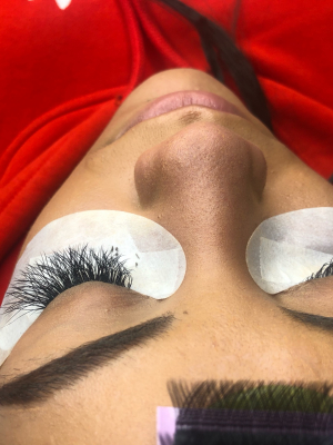 Eyelash extensions by Rayraliz Fuentes at Liz's beauty in New City, NY 10956 on Frizo