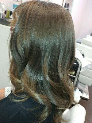 Haircut / blow dry by Kelly Melendres at Arlis Beauty Salon in Miami, FL 33155 on Frizo