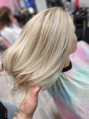 Highlights by Sevda Kulieva at Best beauty salon in Miami, FL 33180 on Frizo