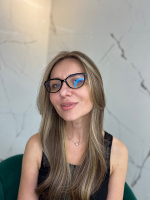 Partial highlights by Sevda Kulieva at Best beauty salon in Miami, FL 33180 on Frizo