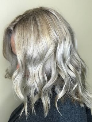 Highlights by Maddie Bertino at Mane Gallery Salon in Omaha, NE 68144 on Frizo