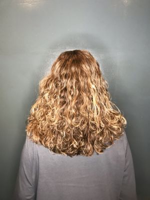 Women's haircut by Mae Jones at La petite salon in Denver, CO 80214 on Frizo