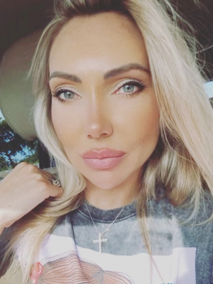 Anna Veselova at Shai salon internation in North Miami Beach, FL 33160 on Frizo